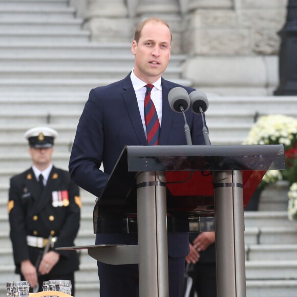 Le prince William, duc de Cambridge et Kate Middleton, duchesse de Cambridge, accompagnés de leurs enfants, le prince Georges et la princesse Charlotte, visitent la Colombie-Britannique et le Yukon au Canada. Le couple royal est arrivé à l'aéroport de Victoria où il a été accueilli par le Premier ministre Justin Trudeau et sa femme Sophie Grégoire Trudeau. Canada, le 24 septembre 2016.
