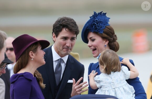 Le prince William, duc de Cambridge, et Kate Middleton, duchesse de Cambridge, sont arrivés le 24 septembre 2016 à Victoria au Canada avec leurs enfants le prince George et la princesse Charlotte pour leur tournée officielle, accueillis notamment par le Premier ministre Justin Trudeau et son éposue Sophie (photo).