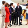 Le prince William, duc de Cambridge, ici salué par le Premier ministre Justin Trudeau, et Kate Middleton, duchesse de Cambridge, sont arrivés le 24 septembre 2016 à Victoria au Canada avec leurs enfants le prince George et la princesse Charlotte pour leur tournée officielle.