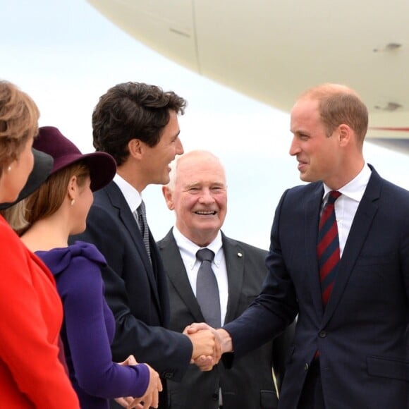 Le prince William, duc de Cambridge, ici salué par le Premier ministre Justin Trudeau, et Kate Middleton, duchesse de Cambridge, sont arrivés le 24 septembre 2016 à Victoria au Canada avec leurs enfants le prince George et la princesse Charlotte pour leur tournée officielle.