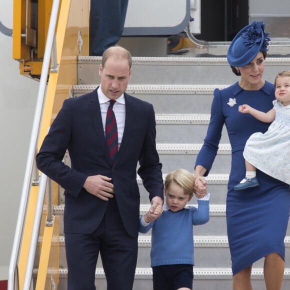 Le prince William, duc de Cambridge, et Kate Middleton, duchesse de Cambridge, sont arrivés le 24 septembre 2016 à Victoria au Canada avec leurs enfants le prince George et la princesse Charlotte pour leur tournée officielle, accueillis notamment par le Premier ministre Justin Trudeau.