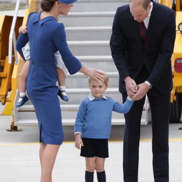 Le prince William, duc de Cambridge, et Kate Middleton, duchesse de Cambridge, sont arrivés le 24 septembre 2016 à Victoria au Canada avec leurs enfants le prince George et la princesse Charlotte pour leur tournée officielle, accueillis notamment par le Premier ministre Justin Trudeau.