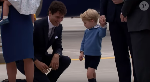 Le prince George de Cambridge dédaigne la main de Justin Trudeau, le 24 septembre 2016 lors de l'arrivée du prince William et de la duchesse Catherine à Victoria, au Canada, pour une visite officielle de huit jours.