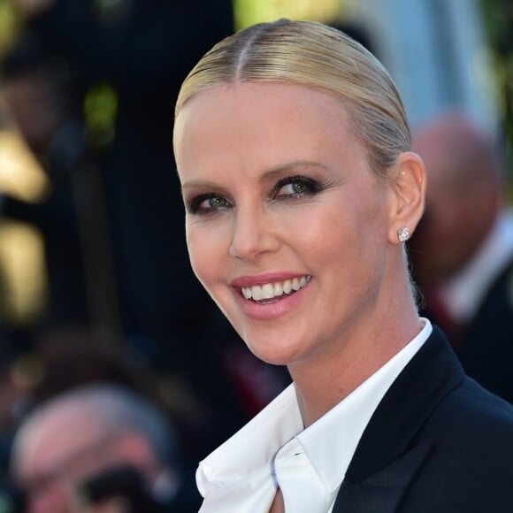 Charlize Theron (bijoux Cartier) - Montée des marches du film "The Last Face" lors du 69e Festival International du Film de Cannes. Le 20 mai 2016. © Giancarlo Gorassini/Bestimage