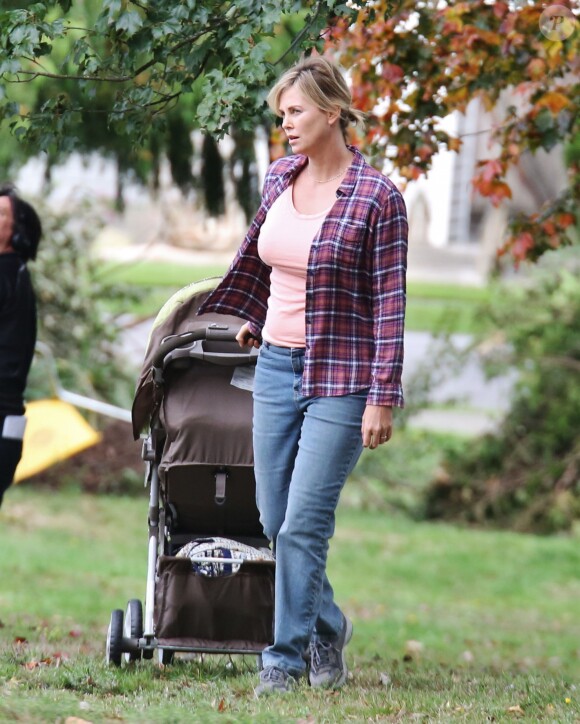 Charlize Theron a pris du poids pour le tournage du film Tully' à Vancouver, le 26 septembre 2016  A much heavier looking Charlize Theron is spotted on the set of 'Tully' in Vancouver, Canada on September 26, 2016. The film is about Marlo, a mother of three including a newborn, who is gifted a night nanny by her brother. Hesitant to the extravagance at first, Marlo comes to form a unique bond with the thoughtful, surprising and sometimes challenging young nanny named Tully.26/09/2016 - Vancouver