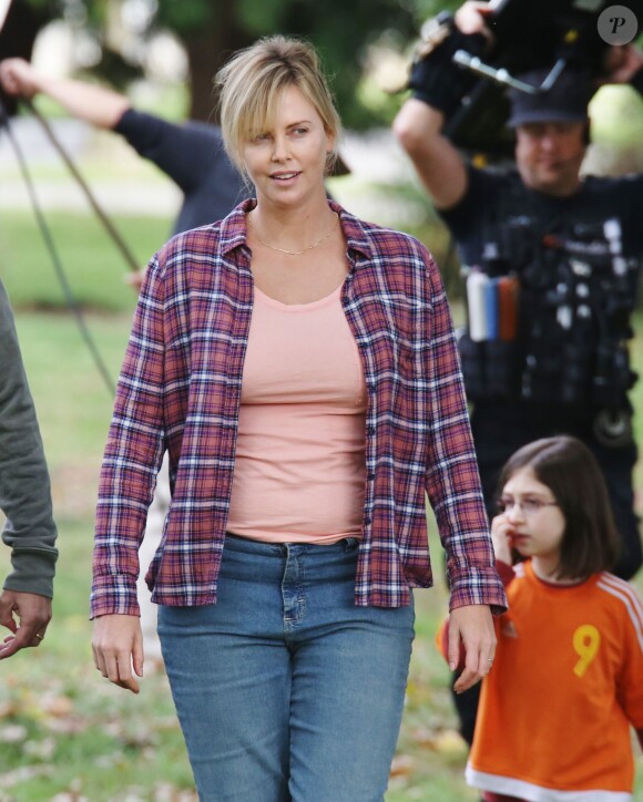 Charlize Theron a pris du poids pour le tournage du film Tully' à Vancouver, le 26 septembre 2016  A much heavier looking Charlize Theron is spotted on the set of 'Tully' in Vancouver, Canada on September 26, 2016. The film is about Marlo, a mother of three including a newborn, who is gifted a night nanny by her brother. Hesitant to the extravagance at first, Marlo comes to form a unique bond with the thoughtful, surprising and sometimes challenging young nanny named Tully.26/09/2016 - Vancouver