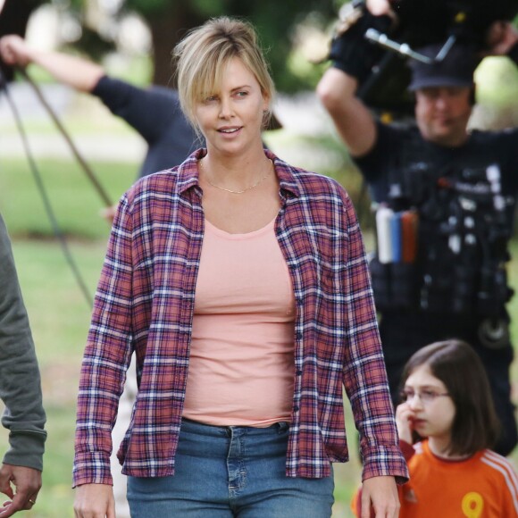 Charlize Theron a pris du poids pour le tournage du film Tully' à Vancouver, le 26 septembre 2016  A much heavier looking Charlize Theron is spotted on the set of 'Tully' in Vancouver, Canada on September 26, 2016. The film is about Marlo, a mother of three including a newborn, who is gifted a night nanny by her brother. Hesitant to the extravagance at first, Marlo comes to form a unique bond with the thoughtful, surprising and sometimes challenging young nanny named Tully.26/09/2016 - Vancouver