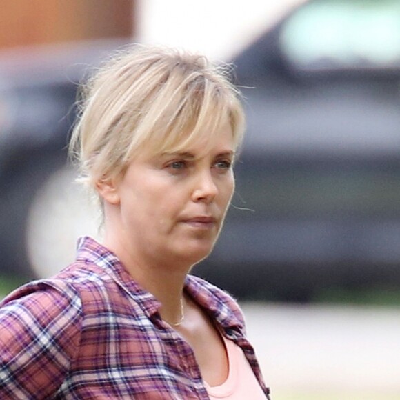 Charlize Theron a pris du poids pour le tournage du film Tully' à Vancouver, le 26 septembre 2016  A much heavier looking Charlize Theron is spotted on the set of 'Tully' in Vancouver, Canada on September 26, 2016. The film is about Marlo, a mother of three including a newborn, who is gifted a night nanny by her brother. Hesitant to the extravagance at first, Marlo comes to form a unique bond with the thoughtful, surprising and sometimes challenging young nanny named Tully.26/09/2016 - Vancouver