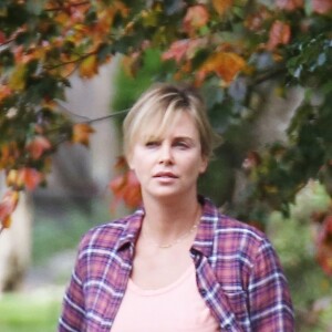 Charlize Theron a pris du poids pour le tournage du film Tully' à Vancouver, le 26 septembre 2016  A much heavier looking Charlize Theron is spotted on the set of 'Tully' in Vancouver, Canada on September 26, 2016. The film is about Marlo, a mother of three including a newborn, who is gifted a night nanny by her brother. Hesitant to the extravagance at first, Marlo comes to form a unique bond with the thoughtful, surprising and sometimes challenging young nanny named Tully.26/09/2016 - Vancouver