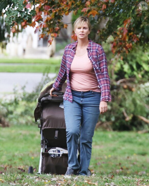 Charlize Theron a pris du poids pour le tournage du film Tully' à Vancouver, le 26 septembre 2016  A much heavier looking Charlize Theron is spotted on the set of 'Tully' in Vancouver, Canada on September 26, 2016. The film is about Marlo, a mother of three including a newborn, who is gifted a night nanny by her brother. Hesitant to the extravagance at first, Marlo comes to form a unique bond with the thoughtful, surprising and sometimes challenging young nanny named Tully.26/09/2016 - Vancouver