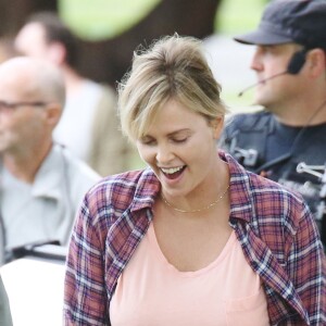 Charlize Theron a pris du poids pour le tournage du film Tully' à Vancouver, le 26 septembre 2016  A much heavier looking Charlize Theron is spotted on the set of 'Tully' in Vancouver, Canada on September 26, 2016. The film is about Marlo, a mother of three including a newborn, who is gifted a night nanny by her brother. Hesitant to the extravagance at first, Marlo comes to form a unique bond with the thoughtful, surprising and sometimes challenging young nanny named Tully.26/09/2016 - Vancouver