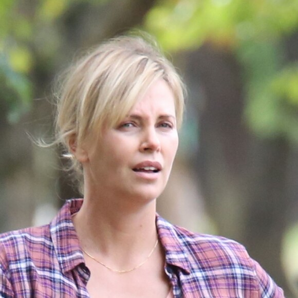 Charlize Theron a pris du poids pour le tournage du film Tully' à Vancouver, le 26 septembre 2016  A much heavier looking Charlize Theron is spotted on the set of 'Tully' in Vancouver, Canada on September 26, 2016. The film is about Marlo, a mother of three including a newborn, who is gifted a night nanny by her brother. Hesitant to the extravagance at first, Marlo comes to form a unique bond with the thoughtful, surprising and sometimes challenging young nanny named Tully.26/09/2016 - Vancouver