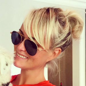 Laeticia Hallyday et sa nouvelle chienne, Cheyenne, trouvée par Johnny lors de son road trip dans le sud des Etats-Unis. À Los Angeles, le 26 septembre 2016.