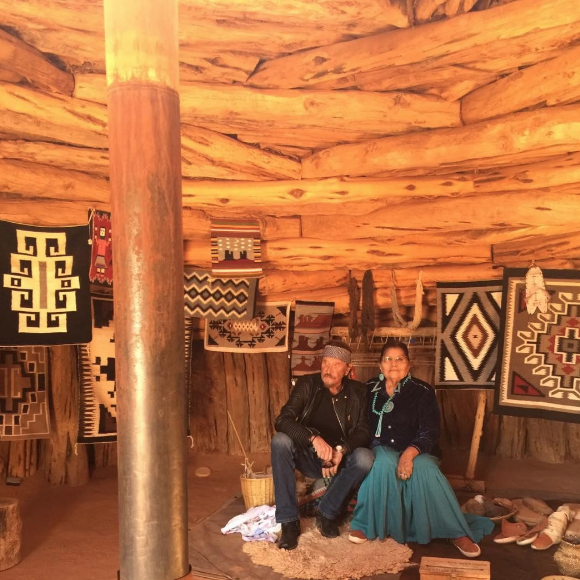 Johnny Hallyday et sa bande en plein road trip à travers les Etats-Unis - Escale à Monument Valley, le 24 septemnbre 2016.