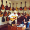 Johnny Hallyday et Yodelice (Maxim Nucci) trouvent l'inspiration dans un "guitar shop" de Santa Fe. Photographiés par Laeticia, le 22 septembre 2016.