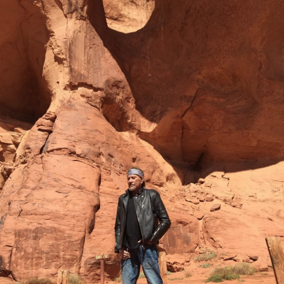 Johnny Hallyday et sa bande en plein road trip à travers les Etats-Unis - Escale à Monument Valley, le 24 septemnbre 2016.