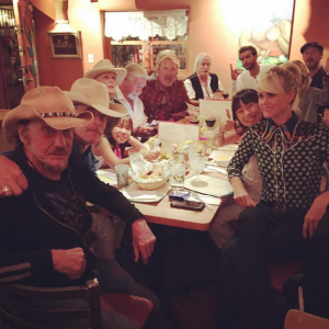 Johnny Hallyday et sa bande en plein road trip à travers les Etats-Unis - Dîner en amis avec Laeticia à Santa Fe, le 21 septembre 2016.