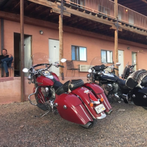 Johnny Hallyday et sa bande en plein road trip à travers les Etats-Unis - "Pause dodo" au Hat Rock Inn motel dans l'Utah, le 22 septembre 2016.
