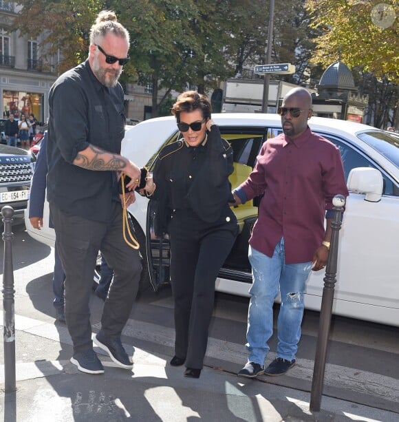 Kris Jenner et Corey Gamble au restaurant L'Avenue à Paris, le 27 septembre 2016.