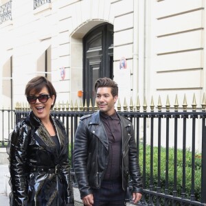 Kris Jenner et Corey Gamble font du shopping sur l'avenue Montaigne et la rue François 1er à Paris. Le 28 septembre 2016.