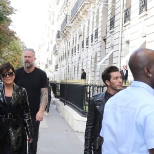 Kris Jenner et Corey Gamble font du shopping sur l'avenue Montaigne et la rue François 1er à Paris. Le 28 septembre 2016.