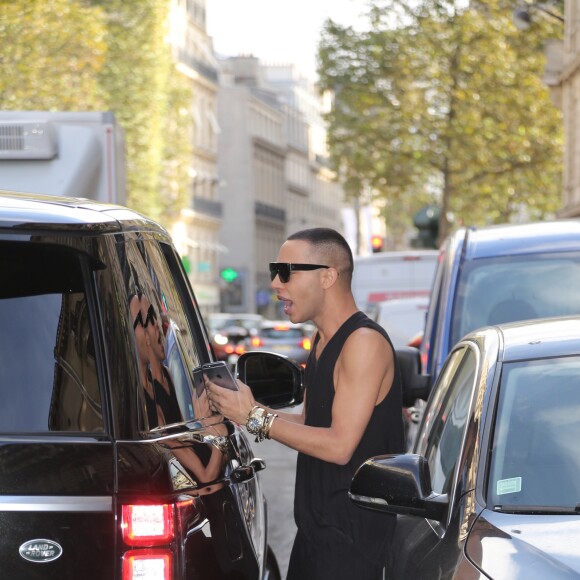 Kris Jenner et Corey Gamble font du shopping sur l'avenue Montaigne et la rue François 1er à Paris. Le 28 septembre 2016.