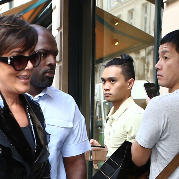 Kris Jenner et Corey Gamble font du shopping sur l'avenue Montaigne et la rue François 1er à Paris. Le 28 septembre 2016.