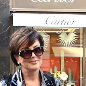 Kris Jenner et Corey Gamble font du shopping sur l'avenue Montaigne et la rue François 1er à Paris. Le 28 septembre 2016.