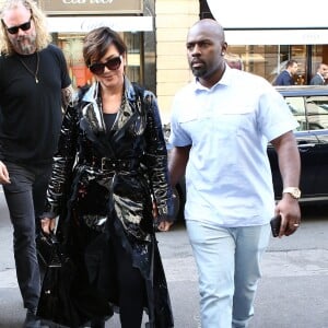 Kris Jenner et Corey Gamble font du shopping sur l'avenue Montaigne et la rue François 1er à Paris. Le 28 septembre 2016.