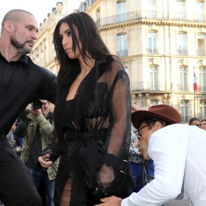 Un homme, Vitalii Sediuk, essaie d'embrasser les fesses de Kim Kardashian devant le restaurant l'Avenue à Paris le 28 septembre 2016. Avant d'atteindre son but, il est mis à terre et maîtrisé par le service d'ordre. © Cyril Moreau / Bestimage