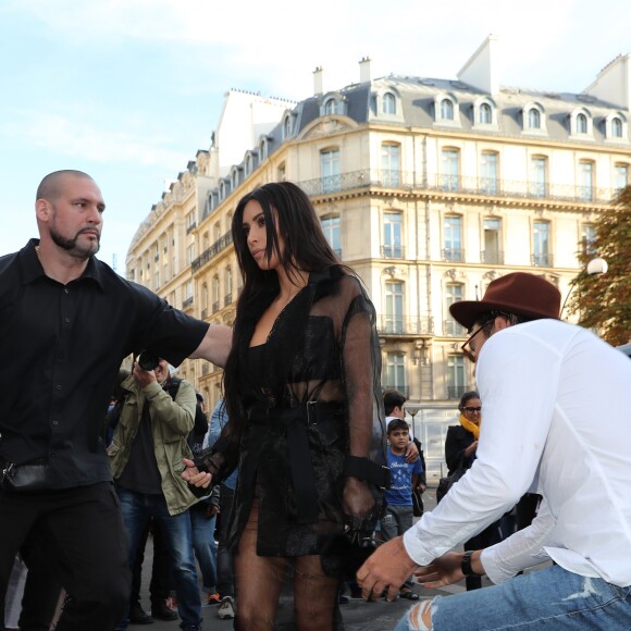 Un homme, Vitalii Sediuk, essaie d'embrasser les fesses de Kim Kardashian devant le restaurant l'Avenue à Paris le 28 septembre 2016. Avant d'atteindre son but, il est mis à terre et maîtrisé par le service d'ordre. © Cyril Moreau / Bestimage