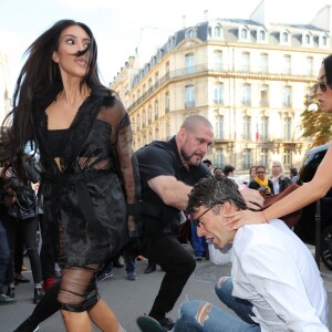 Un homme, Vitalii Sediuk, essaie d'embrasser les fesses de Kim Kardashian devant le restaurant l'Avenue à Paris le 28 septembre 2016. Avant d'atteindre son but, il est mis à terre et maîtrisé par le service d'ordre. © Cyril Moreau / Bestimage