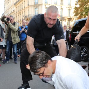 Un homme, Vitalii Sediuk, essaie d'embrasser les fesses de Kim Kardashian devant le restaurant l'Avenue à Paris le 28 septembre 2016. Avant d'atteindre son but, il est mis à terre et maîtrisé par le service d'ordre. © Cyril Moreau / Bestimage