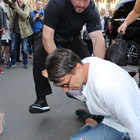 Un homme, Vitalii Sediuk, essaie d'embrasser les fesses de Kim Kardashian devant le restaurant l'Avenue à Paris le 28 septembre 2016. Avant d'atteindre son but, il est mis à terre et maîtrisé par le service d'ordre. © Cyril Moreau / Bestimage