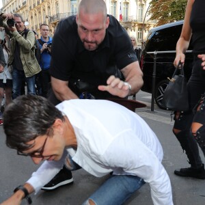 Un homme, Vitalii Sediuk, essaie d'embrasser les fesses de Kim Kardashian devant le restaurant l'Avenue à Paris le 28 septembre 2016. Avant d'atteindre son but, il est mis à terre et maîtrisé par le service d'ordre. © Cyril Moreau / Bestimage