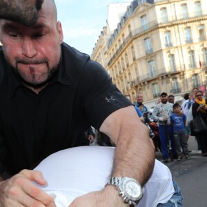 Un homme, Vitalii Sediuk, essaie d'embrasser les fesses de Kim Kardashian devant le restaurant l'Avenue à Paris le 28 septembre 2016. Avant d'atteindre son but, il est mis à terre et maîtrisé par le service d'ordre. © Cyril Moreau / Bestimage