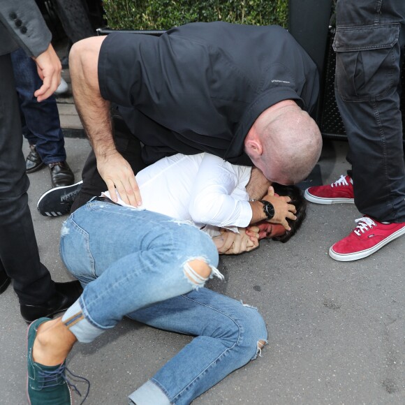 Un homme, Vitalii Sediuk, essaie d'embrasser les fesses de Kim Kardashian devant le restaurant l'Avenue à Paris le 28 septembre 2016. Avant d'atteindre son but, il est mis à terre et maîtrisé par le service d'ordre. © Cyril Moreau / Bestimage