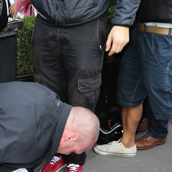 Un homme, Vitalii Sediuk, essaie d'embrasser les fesses de Kim Kardashian devant le restaurant l'Avenue à Paris le 28 septembre 2016. Avant d'atteindre son but, il est mis à terre et maîtrisé par le service d'ordre. © Cyril Moreau / Bestimage