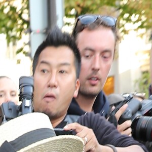 Un homme, Vitalii Sediuk, essaie d'embrasser les fesses de Kim Kardashian devant le restaurant l'Avenue à Paris le 28 septembre 2016. Avant d'atteindre son but, il est mis à terre et maîtrisé par le service d'ordre. © Cyril Moreau / Bestimage