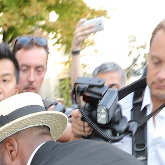 Un homme, Vitalii Sediuk, essaie d'embrasser les fesses de Kim Kardashian devant le restaurant l'Avenue à Paris le 28 septembre 2016. Avant d'atteindre son but, il est mis à terre et maîtrisé par le service d'ordre. © Cyril Moreau / Bestimage