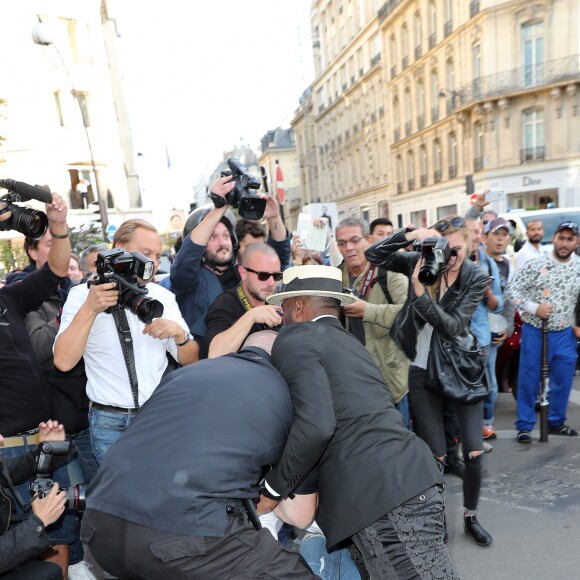 Un homme, Vitalii Sediuk, essaie d'embrasser les fesses de Kim Kardashian devant le restaurant l'Avenue à Paris le 28 septembre 2016. Avant d'atteindre son but, il est mis à terre et maîtrisé par le service d'ordre. © Cyril Moreau / Bestimage