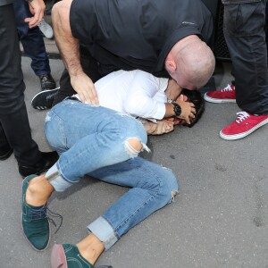 Un homme, Vitalii Sediuk, essaie d'embrasser les fesses de Kim Kardashian devant le restaurant l'Avenue à Paris le 28 septembre 2016. Avant d'atteindre son but, il est mis à terre et maîtrisé par le service d'ordre. © Cyril Moreau / Bestimage