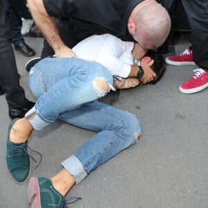 Un homme, Vitalii Sediuk, essaie d'embrasser les fesses de Kim Kardashian devant le restaurant l'Avenue à Paris le 28 septembre 2016. Avant d'atteindre son but, il est mis à terre et maîtrisé par le service d'ordre. © Cyril Moreau / Bestimage