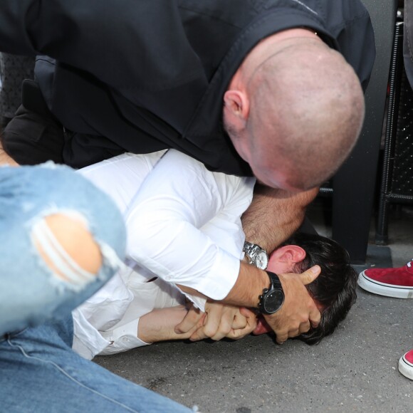 Un homme, Vitalii Sediuk, essaie d'embrasser les fesses de Kim Kardashian devant le restaurant l'Avenue à Paris le 28 septembre 2016. Avant d'atteindre son but, il est mis à terre et maîtrisé par le service d'ordre. © Cyril Moreau / Bestimage