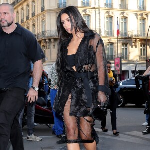 Un homme, Vitalii Sediuk, essaie d'embrasser les fesses de Kim Kardashian devant le restaurant l'Avenue à Paris le 28 septembre 2016. Avant d'atteindre son but, il est mis à terre et maîtrisé par le service d'ordre. © Cyril Moreau / Bestimage  A man tries to kiss the bottom of Kim Kardashian at the Avenue restaurant in Paris on September 28, 201628/09/2016 - Paris