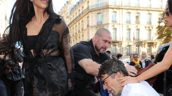 Vitalii Sediuk essaie d'embrasser les fesses de Kim Kardashian devant le restaurant l'Avenue à Paris le 28 septembre 2016.