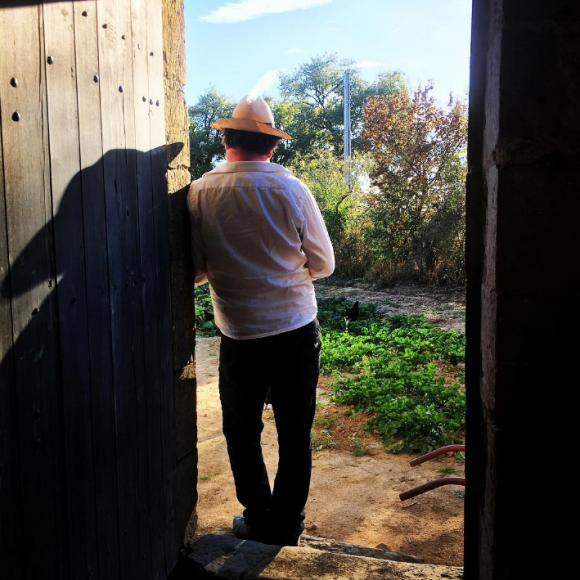 Laura Smet photographie son réalisateur Xavier Beauvois pour lequel elle tourne Les Gardiennes. Photo postée sur son compte Instagram le 28 septembre 2016.