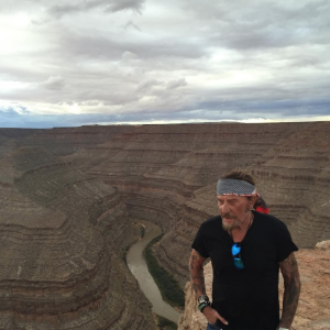 Johnny Hallyday et sa bande en plein road trip à travers les Etats-Unis - San Juan River dans l'Utah, le 23 septembre 2016.