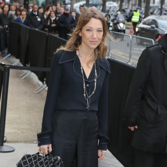 Laura Smet - Sortie du premier défilé haute couture Chanel printemps-été 2016 à Paris le 26 janvier 2016. © CVS-Veeren/bestimage