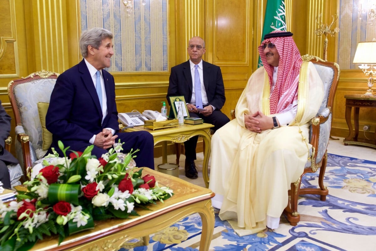 Photo Le roi Salmane ben Abdelaziz Al Saoud d'Arabie Saoudite et le prince Mohammed ben Nayef